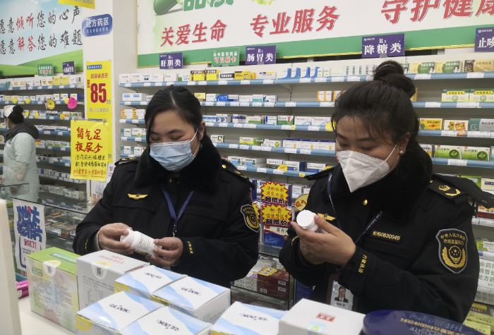 圖為12月15日，該局執(zhí)法人員在藥店對(duì)藥品價(jià)格進(jìn)行檢查。