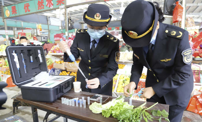 圖為該局執(zhí)法人員對(duì)食用農(nóng)產(chǎn)品樣品開展快速檢測。