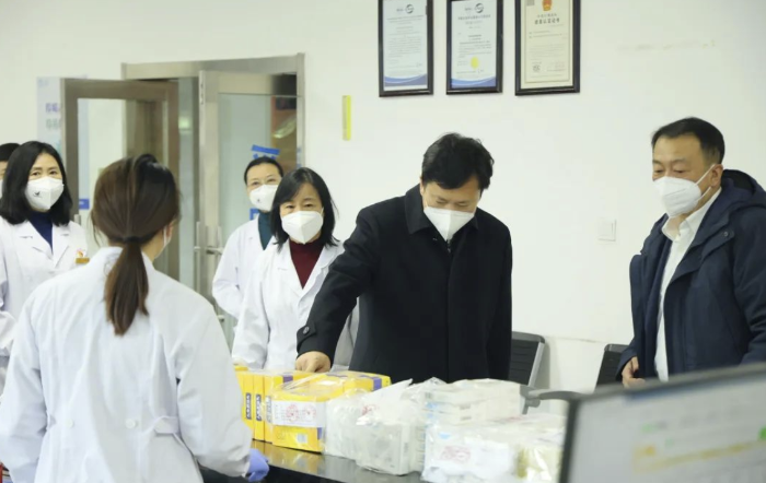 圖為吉林省藥監(jiān)局黨組書記、局長孫繼民（右二）在省藥檢院調研。