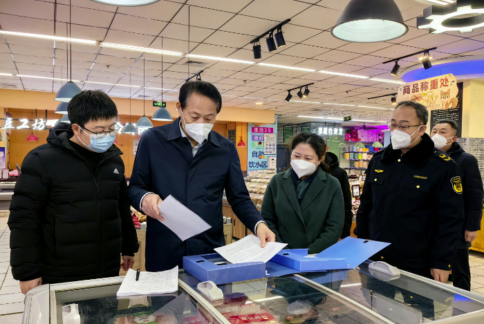 圖為劉東波（左二）到微山縣督導(dǎo)包保企業(yè)食品安全工作 。