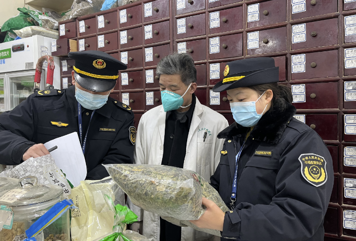 圖為執(zhí)法人員對廣藿香、黃芪、甘草、防風(fēng)等防治新冠方劑相關(guān)的中藥品種開展檢查。