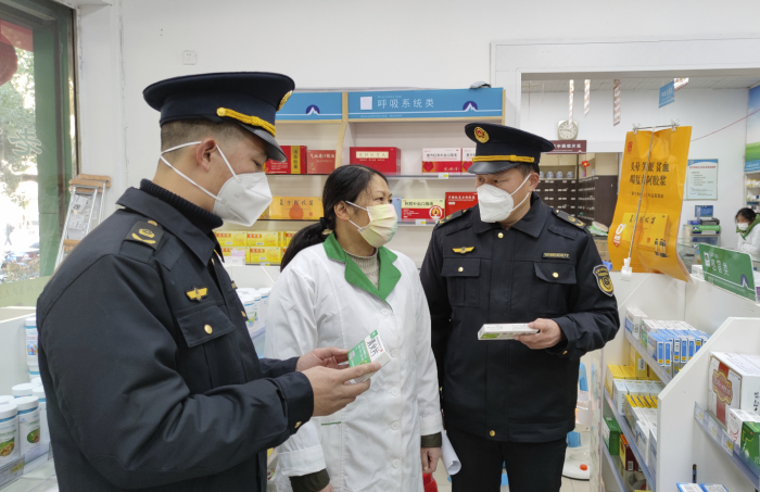 圖為12月19日，該局執(zhí)法人員在一家零售藥店檢查藥品銷售價(jià)格情況。