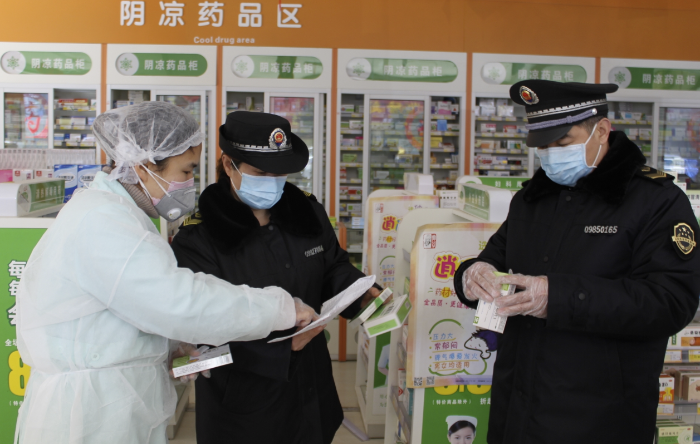 圖為12月20日，該局工作人員在一藥店開展藥品質(zhì)量和價(jià)格檢查。