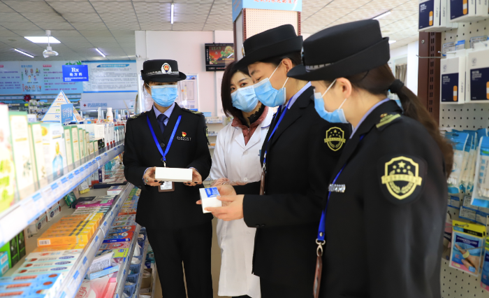 圖為該局執(zhí)法人員在一家藥店檢查藥品價(jià)格。