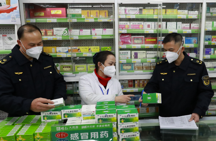 圖為該局執(zhí)法人員在一家藥店檢查涉疫藥品。