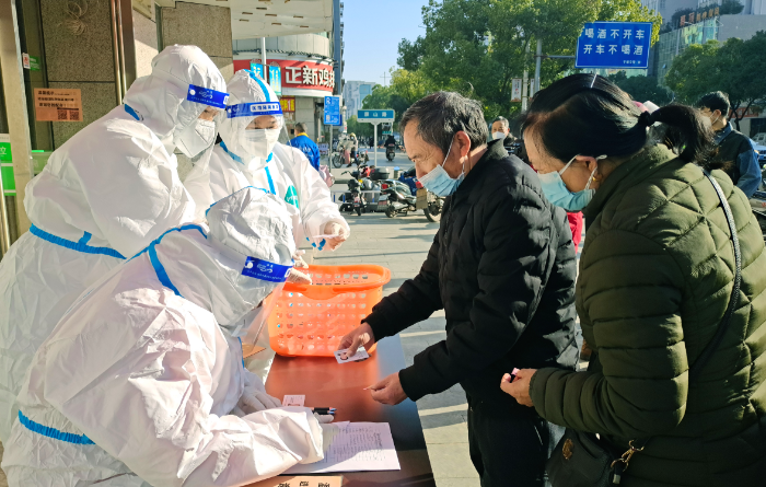 圖為12月22日，在江西省于都縣多家藥店工作人員正在免費發(fā)放藥品。