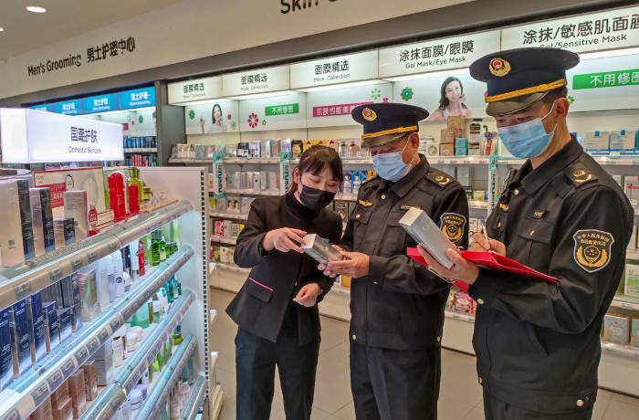 圖為該局執(zhí)法人員在一家化妝品專賣店檢查潤(rùn)膚霜產(chǎn)品說(shuō)明。
