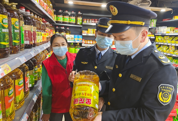 圖為1月1日，于都縣市場(chǎng)監(jiān)管局執(zhí)法人員在一家超市檢查食品安全。