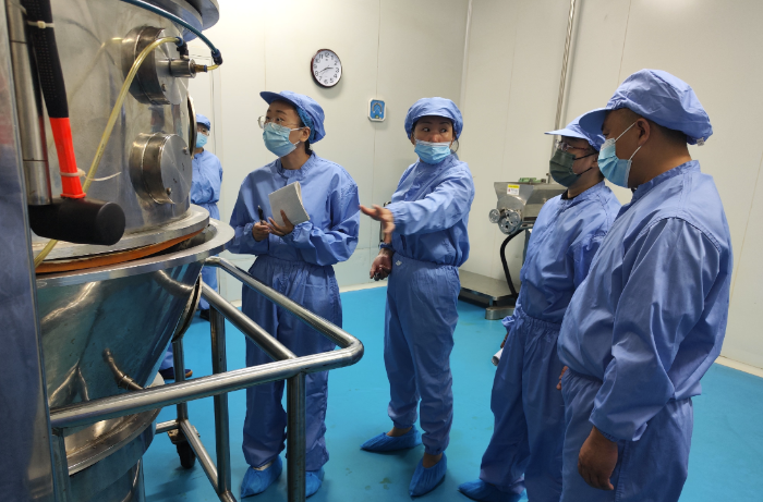 圖為吉林檢查分局工作人員幫扶指導鹿王制藥防疫藥品快速達產(chǎn)。