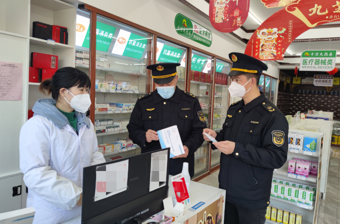 圖為該局執(zhí)法人員在一家零售藥店檢查新冠病毒抗原檢測(cè)試劑質(zhì)量。
