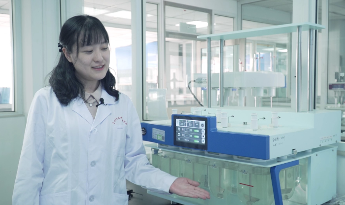 圖為吉林省省藥檢院檢驗人員介紹檢驗設(shè)備。