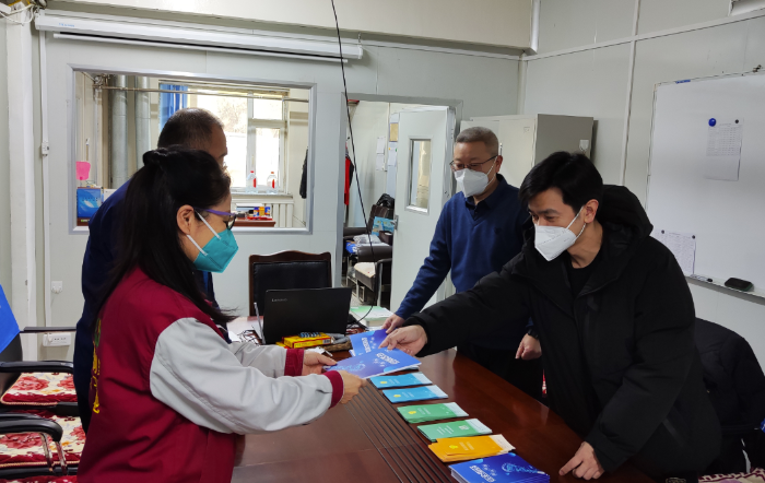 圖為四平檢查分局執(zhí)法人員進(jìn)企業(yè)發(fā)放安全用藥宣傳資料。