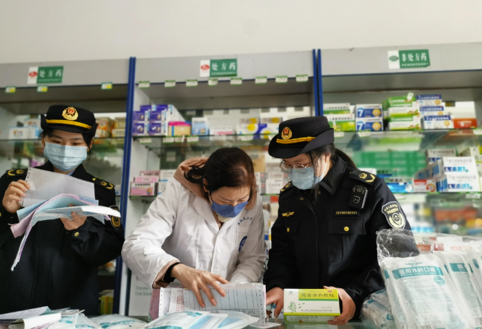 圖為1月11日，該局執(zhí)法人員在一家藥店核查防疫藥品進(jìn)貨渠道。