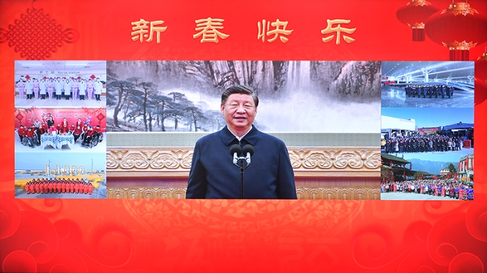 1月18日，中共中央總書記、國家主席、中央軍委主席習(xí)近平在北京通過視頻連線看望慰問基層干部群眾，向全國各族人民致以新春的美好祝福。新華社記者 李濤 攝