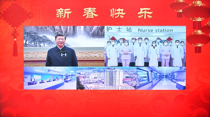 1月18日，中共中央總書記、國家主席、中央軍委主席習(xí)近平在北京通過視頻連線看望慰問基層干部群眾，向全國各族人民致以新春的美好祝福。這是習(xí)近平通過視頻連線，同黑龍江省哈爾濱醫(yī)科大學(xué)附屬第一醫(yī)院的醫(yī)護人員親切交流。新華社記者 李濤 攝