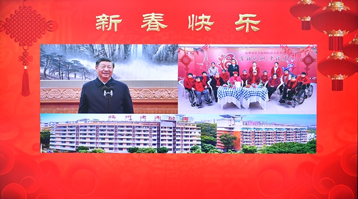 1月18日，中共中央總書記、國家主席、中央軍委主席習(xí)近平在北京通過視頻連線看望慰問基層干部群眾，向全國各族人民致以新春的美好祝福。這是習(xí)近平通過視頻連線，同福建省福州市社會福利院的老人和護理人員親切交流。新華社記者 李濤 攝