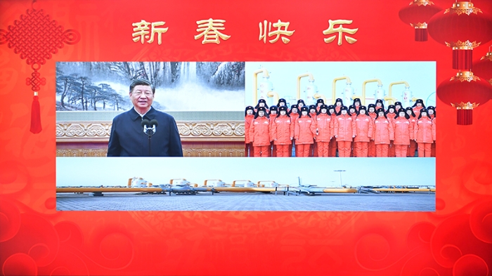 1月18日，中共中央總書記、國家主席、中央軍委主席習(xí)近平在北京通過視頻連線看望慰問基層干部群眾，向全國各族人民致以新春的美好祝福。這是習(xí)近平通過視頻連線，同塔里木油田公司輪南油氣儲運中心西氣東輸?shù)谝徽究死瘹鈪^(qū)員工親切交流。新華社記者 李濤 攝