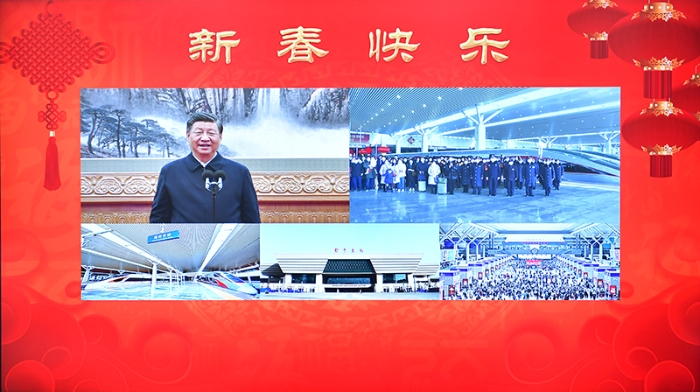 1月18日，中共中央總書記、國家主席、中央軍委主席習(xí)近平在北京通過視頻連線看望慰問基層干部群眾，向全國各族人民致以新春的美好祝福。這是習(xí)近平通過視頻連線，同鄭州東站鐵路客運干部職工和旅客親切交流。新華社記者 李濤 攝