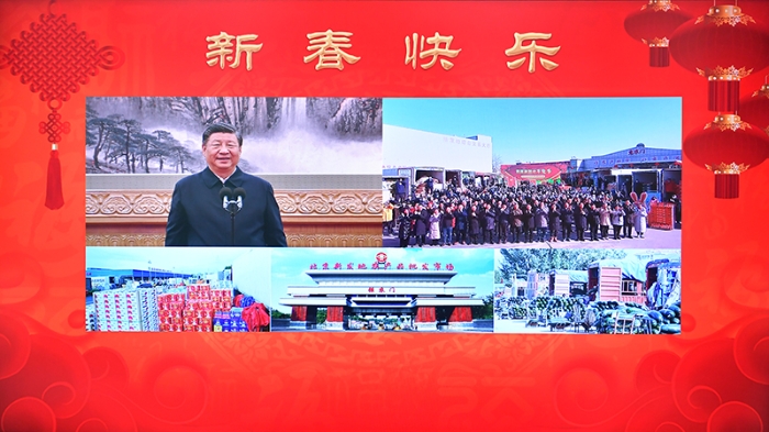 1月18日，中共中央總書記、國家主席、中央軍委主席習(xí)近平在北京通過視頻連線看望慰問基層干部群眾，向全國各族人民致以新春的美好祝福。這是習(xí)近平通過視頻連線，同北京新發(fā)地農(nóng)產(chǎn)品批發(fā)市場的商戶和采購年貨的群眾親切交流。新華社記者 李濤 攝