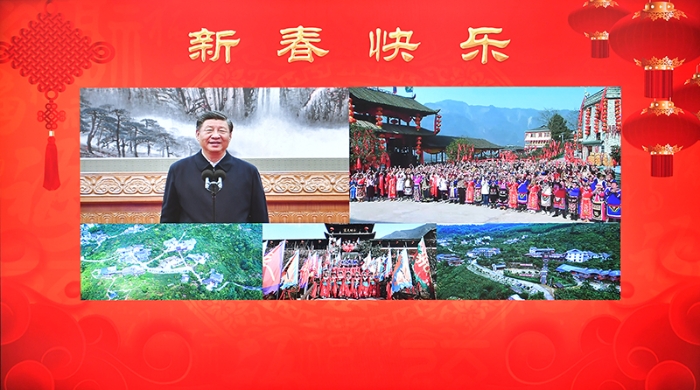 1月18日，中共中央總書記、國家主席、中央軍委主席習(xí)近平在北京通過視頻連線看望慰問基層干部群眾，向全國各族人民致以新春的美好祝福。這是習(xí)近平通過視頻連線，同四川省綿陽市北川羌族自治縣石椅村的鄉(xiāng)親們和游客親切交流。新華社記者 李濤 攝