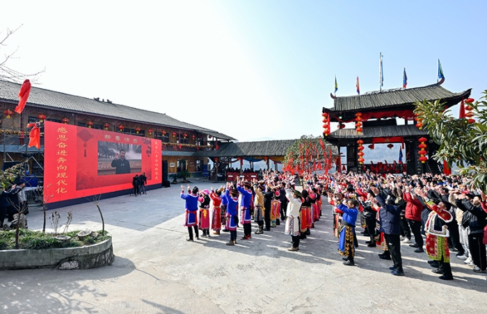 1月18日，中共中央總書記、國家主席、中央軍委主席習(xí)近平在北京通過視頻連線看望慰問基層干部群眾，向全國各族人民致以新春的美好祝福。這是習(xí)近平通過視頻連線，同四川省綿陽市北川羌族自治縣石椅村的鄉(xiāng)親們和游客親切交流。新華社記者 殷博古 攝