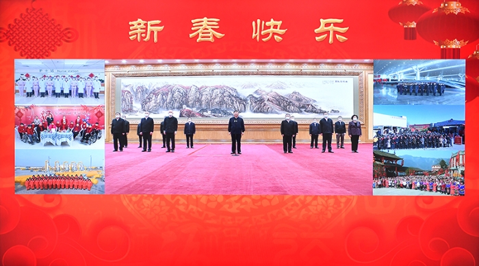 1月18日，中共中央總書記、國家主席、中央軍委主席習(xí)近平在北京通過視頻連線看望慰問基層干部群眾，向全國各族人民致以新春的美好祝福。李強、蔡奇、丁薛祥等陪同看望慰問。新華社記者 李濤 攝