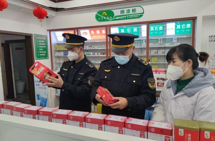 圖為該局執(zhí)法人員在一家零售藥店檢查西洋參質(zhì)量。