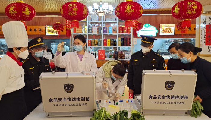 圖為1月16日，該局執(zhí)法人員在一家超市對食品進行快速檢測。