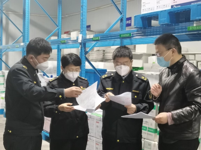 圖為一分局執(zhí)法人員對(duì)轄區(qū)內(nèi)一家新冠病毒疫苗配送企業(yè)進(jìn)行檢查。