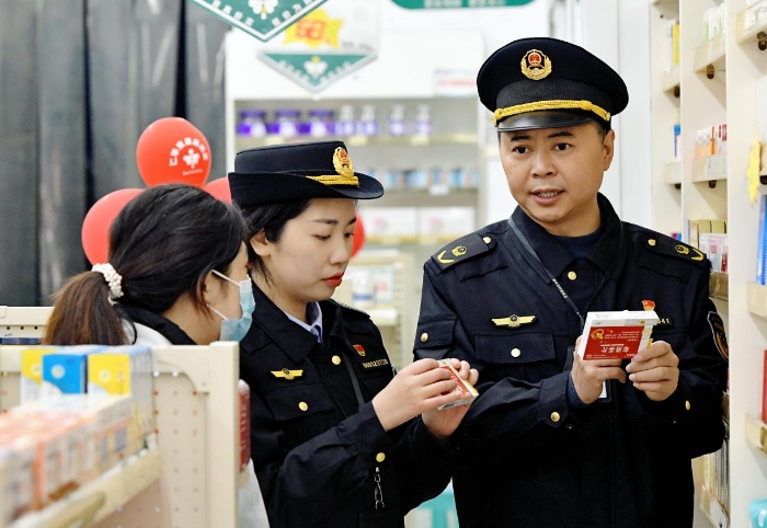 圖為2月6日，該局珍溪鎮(zhèn)市場(chǎng)監(jiān)管所執(zhí)法人員在檢查防疫藥品質(zhì)量。.jpg