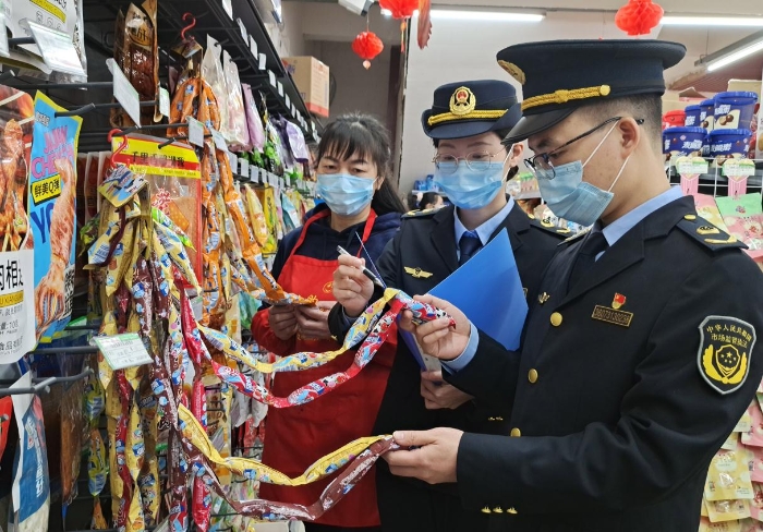 圖為2月1日該局執(zhí)法人員在校園周邊商店內(nèi)檢查小食品。