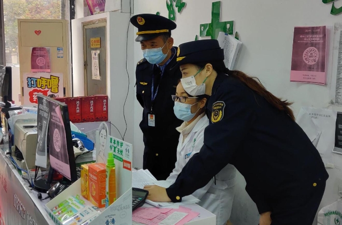 圖為該局執(zhí)法人員在零售藥店對涉疫藥品的購銷情況進(jìn)行現(xiàn)場核查。