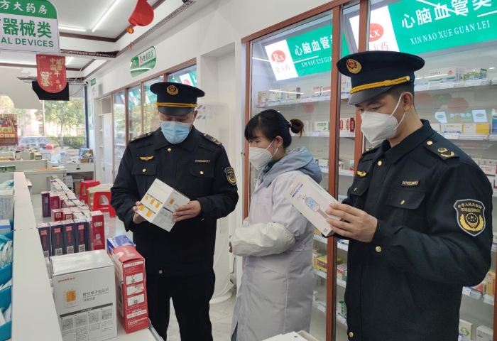 圖為該局執(zhí)法人員在一家零售藥店檢查電子血壓計(jì)。