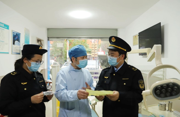 圖為2月7日，該局執(zhí)法人員在一家口腔診所檢查藥械使用情況。