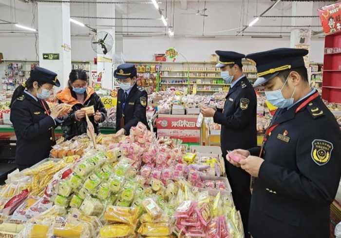 2月8日，該局執(zhí)法人員在一家鄉(xiāng)鎮(zhèn)食品店內(nèi)檢查食品。