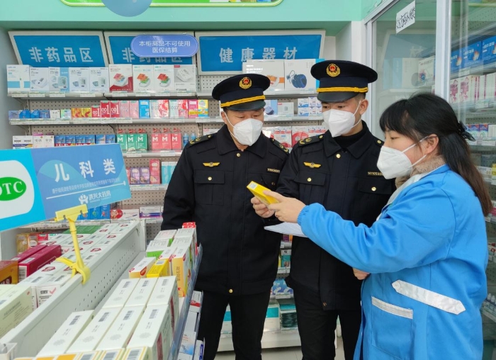 圖為該局執(zhí)法人員在檢查兒童止瀉藥品。