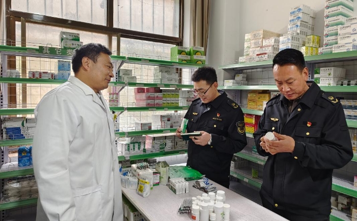 圖為該局執(zhí)法人員在一家藥店進行抽檢。