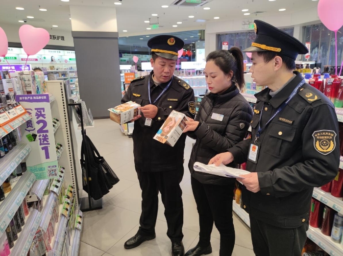 圖為2月14日執(zhí)法人員在化妝品專賣店檢查情形。