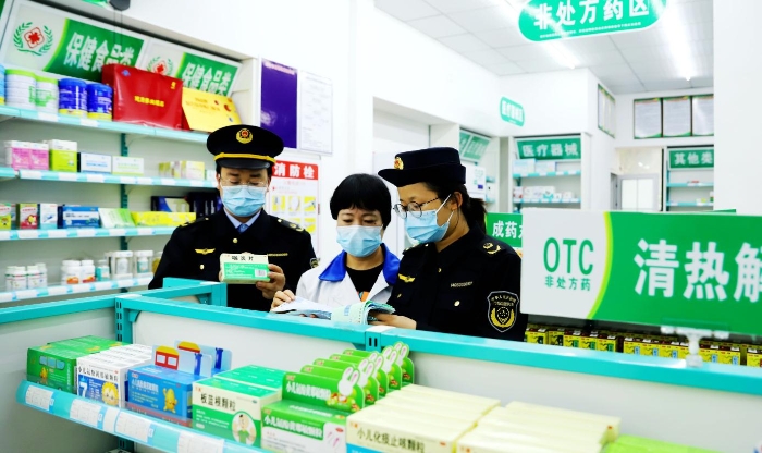 圖為2月14日，該局執(zhí)法人員在一家藥店檢查