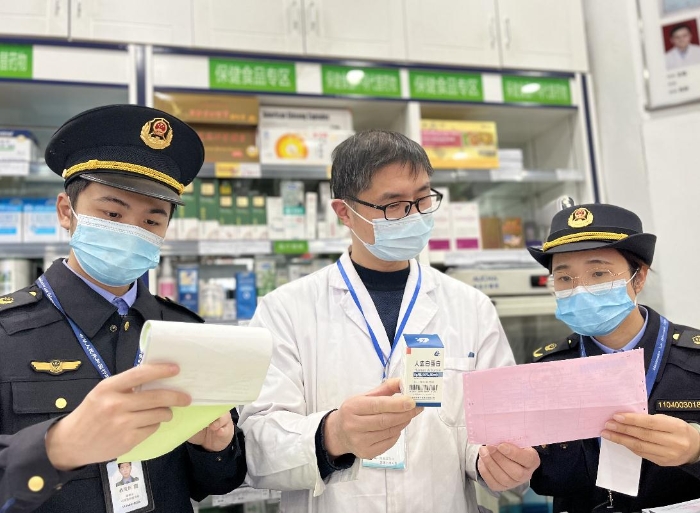 圖為該局執(zhí)法人員對(duì)藥店在售人血白蛋白進(jìn)貨記錄進(jìn)行核對(duì)。