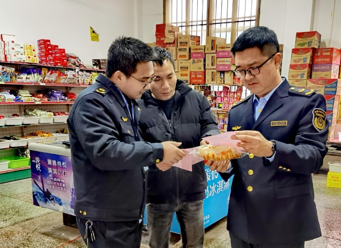 圖為執(zhí)法人員在新田縣城東中學(xué)周邊商店開展食品安全執(zhí)法檢查。