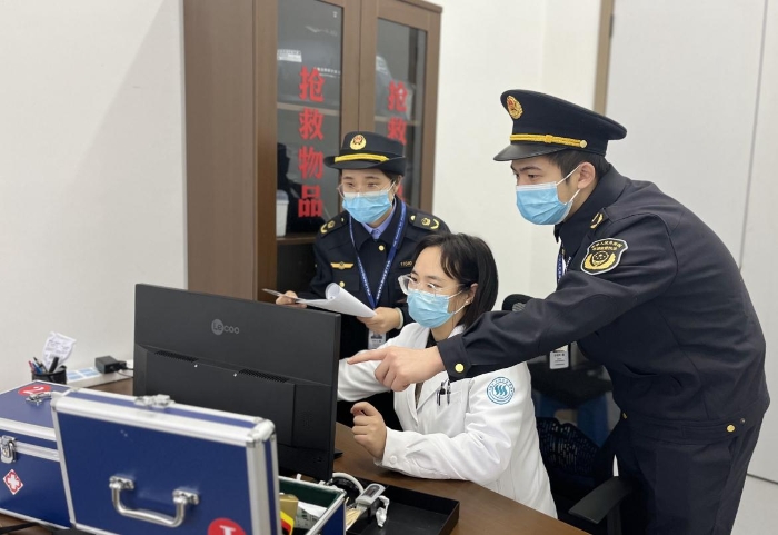 圖為該局執(zhí)法人員對(duì)校醫(yī)院的藥品進(jìn)貨記錄進(jìn)行核對(duì)。