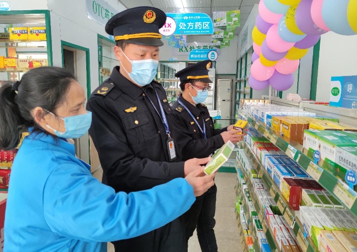 圖為2月17日，該局執(zhí)法人員在一家零售藥店檢查防疫藥品質(zhì)量。