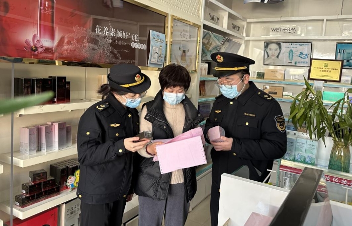 圖為該局執(zhí)法人員正在一家化妝品銷售超市檢查在售化妝品的相關(guān)信息。