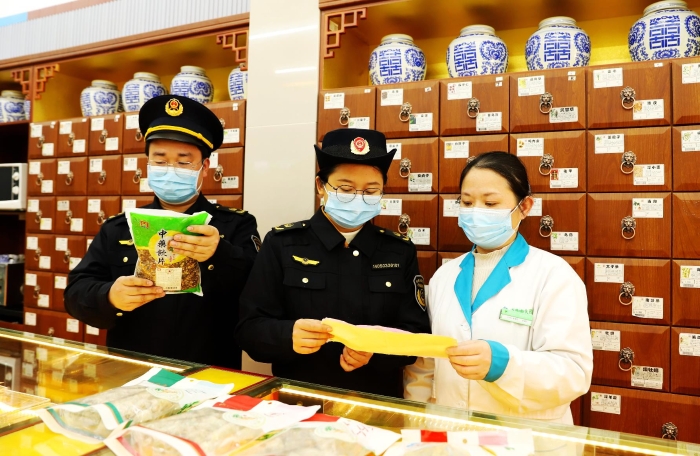 圖為2月21日，該局執(zhí)法人員在一家零售藥店檢查中藥飲片質(zhì)量。
