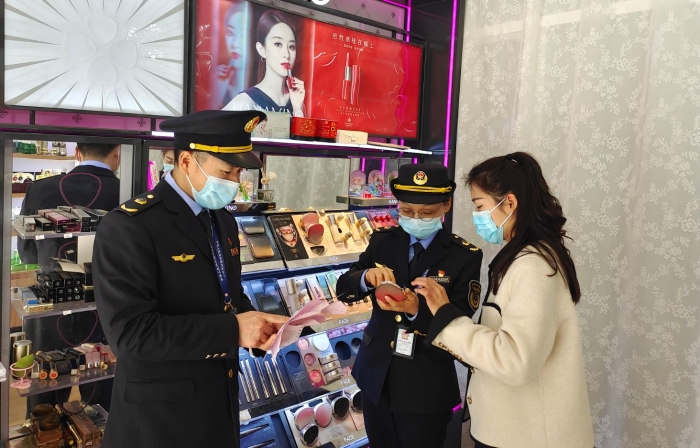 圖為執(zhí)法人員正在一家化妝品零售店開展檢查和宣傳活動。