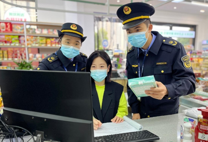 圖為該局執(zhí)法人員正在一家商超內對其經銷的化妝品進行經營環(huán)節(jié)合規(guī)情況的核查。
