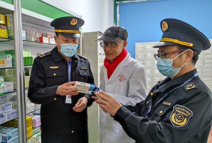 圖為2月28日，該局執(zhí)法人員在一家民營醫(yī)院檢查藥品質(zhì)量。