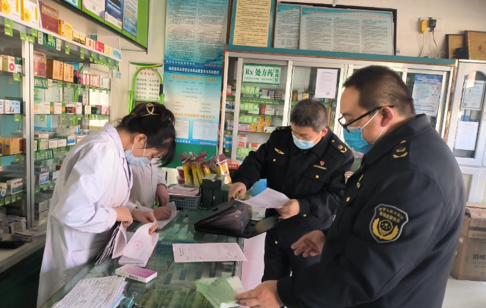 圖為該局執(zhí)法人員在一家藥店檢查涉疫藥品購(gòu)銷記錄。