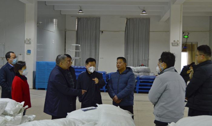 圖為安徽省藥監(jiān)局黨組成員、副局長張磊（左五）帶隊調(diào)研亳州市中藥飲片生產(chǎn)企業(yè)。